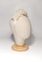 Carica l'immagine nel visualizzatore di Gallery, Headband personalizzabile composta da petali di organza lavorati singolarmente, facilmente abbinabile a qualsiasi look e perfetta per stare a proprio agio in ogni circostanza. Un must della collezione per la sposa di Chapeau Flambè.