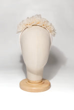 Carica l'immagine nel visualizzatore di Gallery, Headband personalizzabile composta da petali di organza lavorati singolarmente, facilmente abbinabile a qualsiasi look e perfetta per stare a proprio agio in ogni circostanza. Un must della collezione per la sposa di Chapeau Flambè.