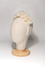 Carica l'immagine nel visualizzatore di Gallery, Headband personalizzabile composta da petali di organza lavorati singolarmente, facilmente abbinabile a qualsiasi look e perfetta per stare a proprio agio in ogni circostanza. Un must della collezione per la sposa di Chapeau Flambè.
