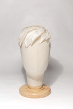 Carica l'immagine nel visualizzatore di Gallery, Elegante composizione di foglie lanceolate in seta douchesse e organza bianco latte lavorate una ad una e sostenuta da una piccola toque di sisal in tinta. Modello personalizzabile 100% seta su ordinazione.