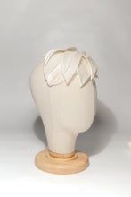 Carica l'immagine nel visualizzatore di Gallery, Elegante composizione di foglie lanceolate in seta douchesse e organza bianco latte lavorate una ad una e sostenuta da una piccola toque di sisal in tinta. Modello personalizzabile 100% seta su ordinazione.