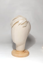 Carica l'immagine nel visualizzatore di Gallery, Elegante composizione di foglie lanceolate in seta douchesse e organza bianco latte lavorate una ad una e sostenuta da una piccola toque di sisal in tinta. Modello personalizzabile 100% seta su ordinazione.