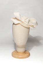 Carica l'immagine nel visualizzatore di Gallery, Doppio Fiocco in tessuto di fibra vegetale poggiato su piccola toque circolare. Su ordinazione personalizzabile
