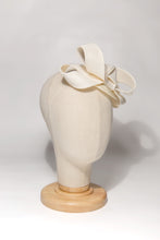 Carica l'immagine nel visualizzatore di Gallery, Doppio Fiocco in tessuto di fibra vegetale poggiato su piccola toque circolare. Su ordinazione personalizzabile