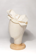 Carica l'immagine nel visualizzatore di Gallery, Doppio Fiocco in tessuto di fibra vegetale poggiato su piccola toque circolare. Su ordinazione personalizzabile