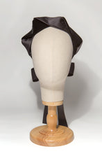 Carica l'immagine nel visualizzatore di Gallery, Corona in treccia twist che avvolgendo velluto e raso duchesse crea un particolare effetto lucido-opaco. Da annodare sul retro della nuca con il suo bel nastro in raso. Interpretazione moderna che l'Atelier dà a questa classica acconciatura vintage per cerimonie eleganti.