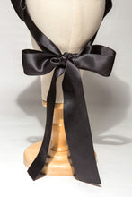 Carica l'immagine nel visualizzatore di Gallery, Corona in treccia twist che avvolgendo velluto e raso duchesse crea un particolare effetto lucido-opaco. Da annodare sul retro della nuca con il suo bel nastro in raso. Interpretazione moderna che l'Atelier dà a questa classica acconciatura vintage per cerimonie eleganti.