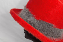 Carica l'immagine nel visualizzatore di Gallery, Elegante cappello artigianale made in Italy modello Amazzone in brillante feltro melusine a pelo lungo guarnito da morbido nastro in mohair di color grigio perla. Questo modello dall'aria vintage col capino alto e l'ala a lobbia è un vero connubio tra tradizione e avant-garde style e dona a chi lo porta un tocco di eleganza senza tempo.