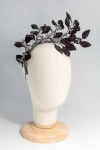 Carica l'immagine nel visualizzatore di Gallery, Toque ramage di delicatissime foglioline di velluto, piccoli fiori di raso e pistilli luminosi assemblati da filo di seta in tinta. Acconciatura gioiello personalizzabile.