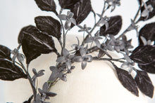 Carica l'immagine nel visualizzatore di Gallery, Toque ramage di delicatissime foglioline di velluto, piccoli fiori di raso e pistilli luminosi assemblati da filo di seta in tinta. Acconciatura gioiello personalizzabile.