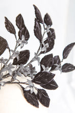 Carica l'immagine nel visualizzatore di Gallery, Toque ramage di delicatissime foglioline di velluto, piccoli fiori di raso e pistilli luminosi assemblati da filo di seta in tinta. Acconciatura gioiello personalizzabile.