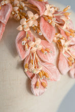 Carica l'immagine nel visualizzatore di Gallery, Delicatissima toque corona dai teneri petali Rosa. Perfetta per cerimonie eleganti e occasioni speciali, consiglia un look haute couture sobrio e raffinato. Acconciatura gioiello personalizzabile.