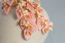 Carica l'immagine nel visualizzatore di Gallery, Delicatissima toque corona dai teneri petali Rosa. Perfetta per cerimonie eleganti e occasioni speciali, consiglia un look haute couture sobrio e raffinato. Acconciatura gioiello personalizzabile.