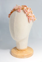 Carica l'immagine nel visualizzatore di Gallery, Delicatissima toque corona dai teneri petali Rosa. Perfetta per cerimonie eleganti e occasioni speciali, consiglia un look haute couture sobrio e raffinato. Acconciatura gioiello personalizzabile.