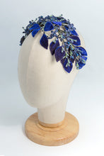 Carica l'immagine nel visualizzatore di Gallery, Toque Blu in nobilissimo velluto blu Royal. Per cerimonie eleganti con un outfit haute couture. Acconciatura gioiello personalizzabile.