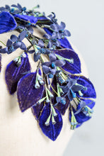 Carica l'immagine nel visualizzatore di Gallery, Toque Blu in nobilissimo velluto blu Royal. Per cerimonie eleganti con un outfit haute couture. Acconciatura gioiello personalizzabile.