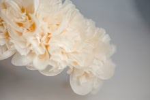 Carica l'immagine nel visualizzatore di Gallery, Headband personalizzabile composta da petali di organza lavorati singolarmente, facilmente abbinabile a qualsiasi look e perfetta per stare a proprio agio in ogni circostanza. Un must della collezione per la sposa di Chapeau Flambè.
