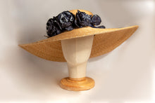 Carica l'immagine nel visualizzatore di Gallery, Pamela con tralcio di fiori