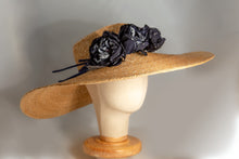 Carica l'immagine nel visualizzatore di Gallery, Pamela con tralcio di fiori