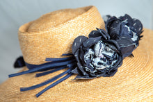 Carica l'immagine nel visualizzatore di Gallery, Pamela con tralcio di fiori