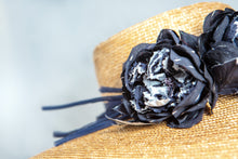 Carica l'immagine nel visualizzatore di Gallery, Pamela con tralcio di fiori