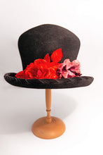 Carica l'immagine nel visualizzatore di Gallery, Cappello artigianale made in Italy in morbido feltro velour di lapin neroguarnito da una coppia di rose rosse di velluto e dall'ala bordata torçon da un prezioso nastro di velluto nero. Top hat tra i più iconici e amati da sempre