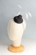 Carica l'immagine nel visualizzatore di Gallery, Sassolino ciuffetto di piume