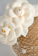 Carica l'immagine nel visualizzatore di Gallery, Cerchietto con camelie in tessuto di fibra vegetale avorio guarnite da veletta bianca con moschina. Su ordinazione, personalizzabile.