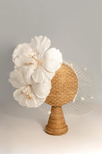 Carica l'immagine nel visualizzatore di Gallery, La sensuale e avvolgente combinazione di questi due candidi fiori di Ibiscus di seta bianca, creano un'acconciatura inedita e di grande effetto anche grazie alla delicata veletta con moschina che ne esalta la purezza.