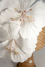 Carica l'immagine nel visualizzatore di Gallery, La sensuale e avvolgente combinazione di questi due candidi fiori di Ibiscus di seta bianca, creano un'acconciatura inedita e di grande effetto anche grazie alla delicata veletta con moschina che ne esalta la purezza.