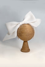 Carica l'immagine nel visualizzatore di Gallery, Spiritoso fiocco in fibra vegetale bianca appoggiato su un sottile cerchietto di raso.