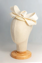 Carica l'immagine nel visualizzatore di Gallery, Doppio Fiocco in tessuto di fibra vegetale poggiato su piccola toque circolare. Su ordinazione personalizzabile