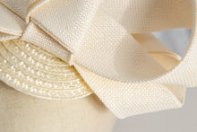 Carica l'immagine nel visualizzatore di Gallery, Doppio Fiocco in tessuto di fibra vegetale poggiato su piccola toque circolare. Su ordinazione personalizzabile