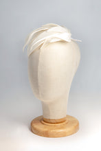 Carica l'immagine nel visualizzatore di Gallery, Elegante composizione di foglie lanceolate in seta douchesse e organza bianco latte lavorate una ad una e sostenuta da una piccola toque di sisal in tinta. Modello personalizzabile 100% seta su ordinazione.