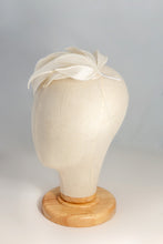 Carica l'immagine nel visualizzatore di Gallery, Elegante composizione di foglie lanceolate in seta douchesse e organza bianco latte lavorate una ad una e sostenuta da una piccola toque di sisal in tinta. Modello personalizzabile 100% seta su ordinazione.