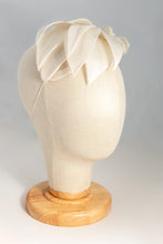Carica l'immagine nel visualizzatore di Gallery, Elegante composizione di foglie lanceolate in seta douchesse e organza bianco latte lavorate una ad una e sostenuta da una piccola toque di sisal in tinta. Modello personalizzabile 100% seta su ordinazione.