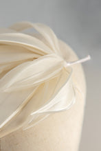 Carica l'immagine nel visualizzatore di Gallery, Elegante composizione di foglie lanceolate in seta douchesse e organza bianco latte lavorate una ad una e sostenuta da una piccola toque di sisal in tinta. Modello personalizzabile 100% seta su ordinazione.