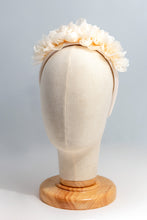 Carica l'immagine nel visualizzatore di Gallery, Headband personalizzabile composta da petali di organza lavorati singolarmente, facilmente abbinabile a qualsiasi look e perfetta per stare a proprio agio in ogni circostanza. Un must della collezione per la sposa di Chapeau Flambè.