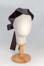 Carica l'immagine nel visualizzatore di Gallery, Corona in treccia twist che avvolgendo velluto e raso duchesse crea un particolare effetto lucido-opaco. Da annodare sul retro della nuca con il suo bel nastro in raso. Interpretazione moderna che l'Atelier dà a questa classica acconciatura vintage per cerimonie eleganti.