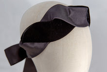 Carica l'immagine nel visualizzatore di Gallery, Corona in treccia twist che avvolgendo velluto e raso duchesse crea un particolare effetto lucido-opaco. Da annodare sul retro della nuca con il suo bel nastro in raso. Interpretazione moderna che l'Atelier dà a questa classica acconciatura vintage per cerimonie eleganti.