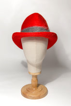 Carica l&#39;immagine nel visualizzatore di Gallery, Elegante cappello artigianale made in Italy modello Amazzone in brillante feltro melusine a pelo lungo guarnito da morbido nastro in mohair di color grigio perla. Questo modello dall&#39;aria vintage col capino alto e l&#39;ala a lobbia &nbsp;è un vero connubio tra tradizione e avant-garde style e dona a chi lo porta un tocco di eleganza senza tempo.
