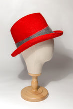 Carica l&#39;immagine nel visualizzatore di Gallery, Elegante cappello artigianale made in Italy modello Amazzone in brillante feltro melusine a pelo lungo guarnito da morbido nastro in mohair di color grigio perla. Questo modello dall&#39;aria vintage col capino alto e l&#39;ala a lobbia &nbsp;è un vero connubio tra tradizione e avant-garde style e dona a chi lo porta un tocco di eleganza senza tempo.
