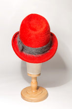 Carica l&#39;immagine nel visualizzatore di Gallery, Elegante cappello artigianale made in Italy modello Amazzone in brillante feltro melusine a pelo lungo guarnito da morbido nastro in mohair di color grigio perla. Questo modello dall&#39;aria vintage col capino alto e l&#39;ala a lobbia &nbsp;è un vero connubio tra tradizione e avant-garde style e dona a chi lo porta un tocco di eleganza senza tempo.
