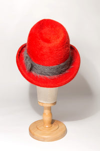 Elegante cappello artigianale made in Italy modello Amazzone in brillante feltro melusine a pelo lungo guarnito da morbido nastro in mohair di color grigio perla. Questo modello dall'aria vintage col capino alto e l'ala a lobbia &nbsp;è un vero connubio tra tradizione e avant-garde style e dona a chi lo porta un tocco di eleganza senza tempo.