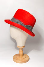 Carica l&#39;immagine nel visualizzatore di Gallery, Elegante cappello artigianale made in Italy modello Amazzone in brillante feltro melusine a pelo lungo guarnito da morbido nastro in mohair di color grigio perla. Questo modello dall&#39;aria vintage col capino alto e l&#39;ala a lobbia &nbsp;è un vero connubio tra tradizione e avant-garde style e dona a chi lo porta un tocco di eleganza senza tempo.
