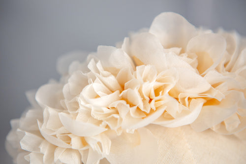 Headband personalizzabile composta da petali di organza lavorati singolarmente, facilmente abbinabile a qualsiasi look e perfetta per stare a proprio agio in ogni circostanza. Un must della collezione per la sposa di Chapeau Flambè.